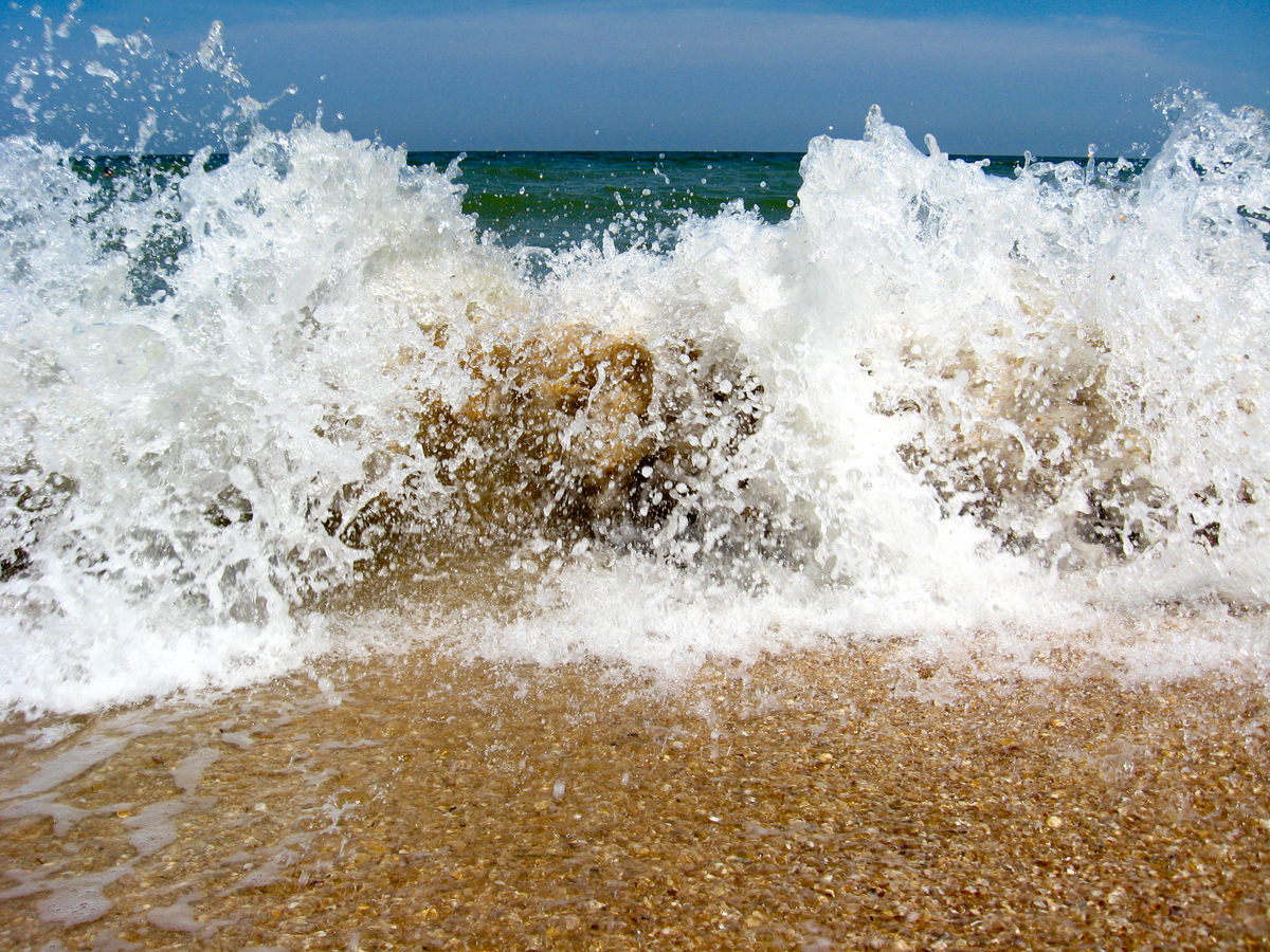 Hurricane Erin churns up NH coastline