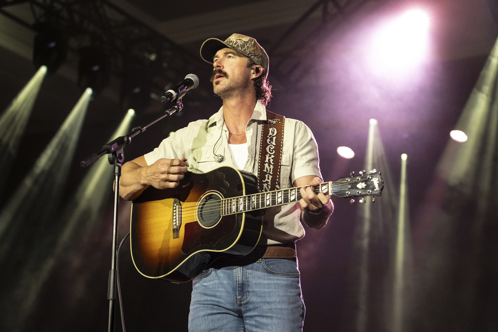Riley Green Brought a Fan Onstage to Sing Ella Langley’s Part On “Don’t Mind If I Do”
