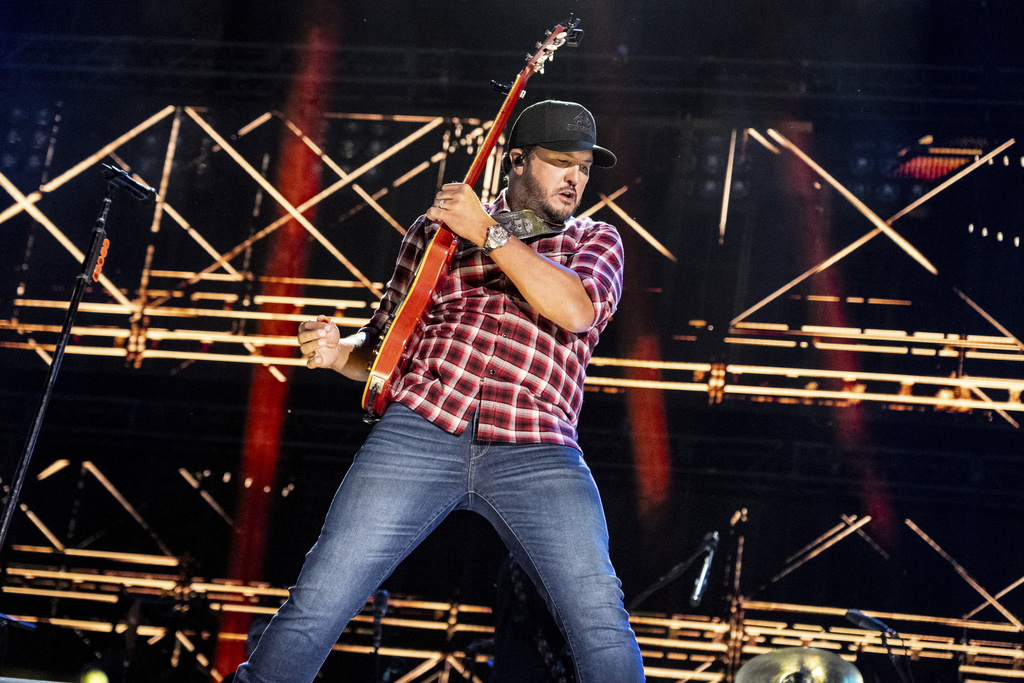 Fans Helped Luke Bryan with Suggestions for His Dogs That Got Skunked