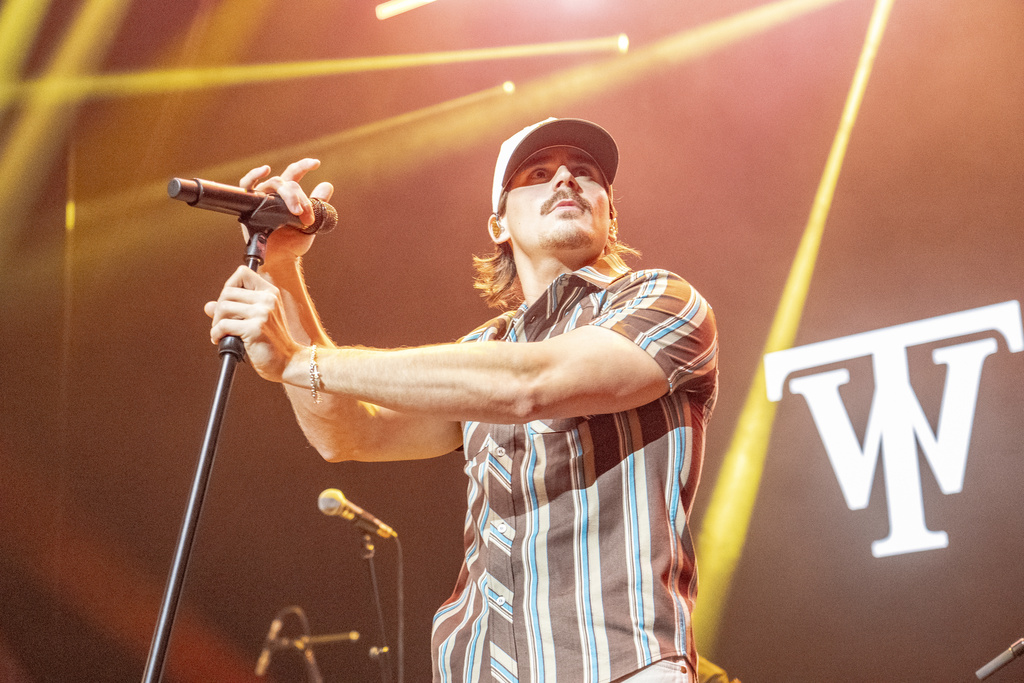 Tucker Wetmore’s mom — and Thomas Rhett — took over his London show