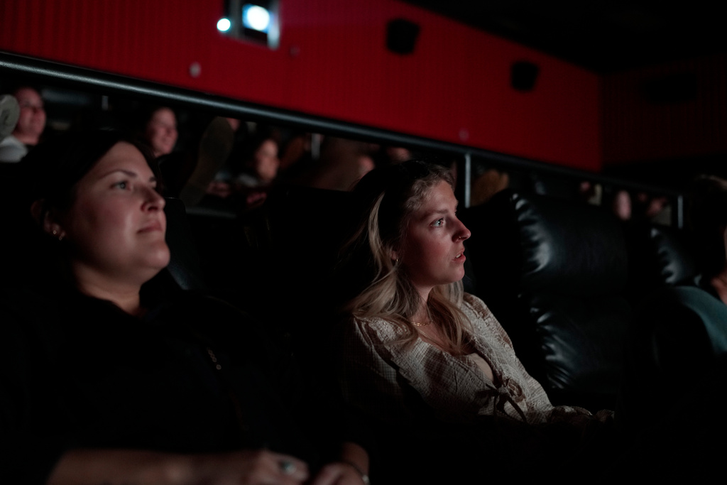 Apple sues New England theater chain over name Apple sues New England theater chain over name