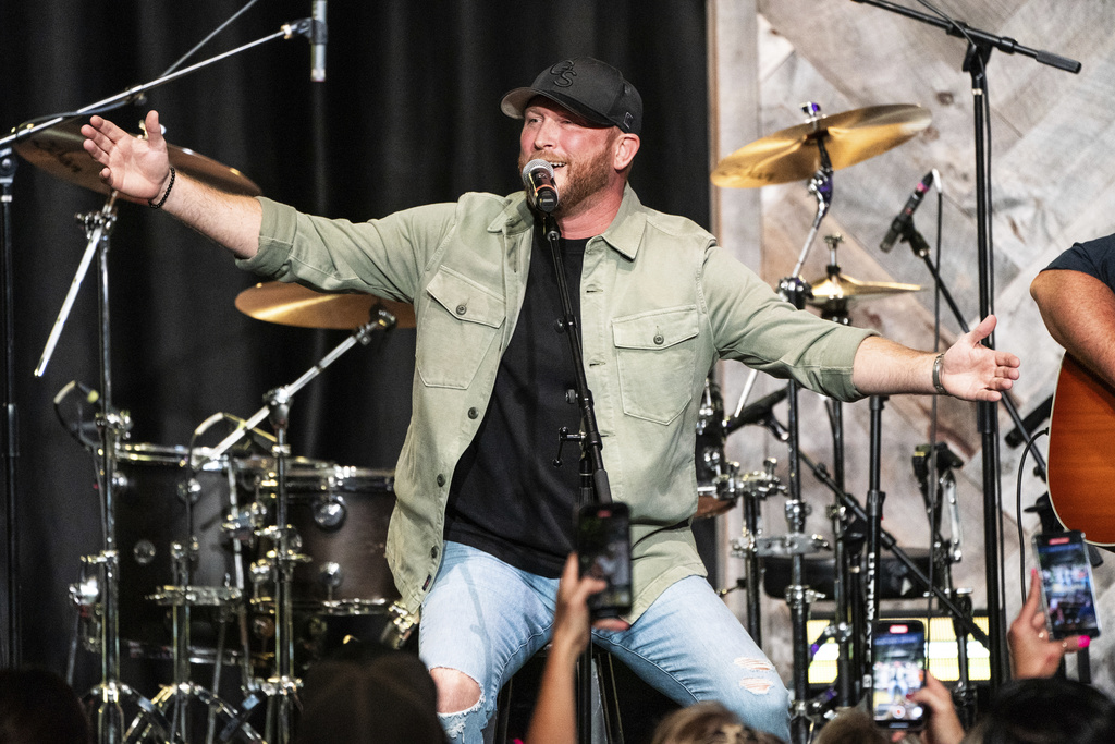 Cole Swindell Wrote a Song About His Dad’s Old Bronco—Then His Brothers Actually Found It Cole Swindell Wrote a Song About His Dad’s Old Bronco—Then His Brothers Actually Found It