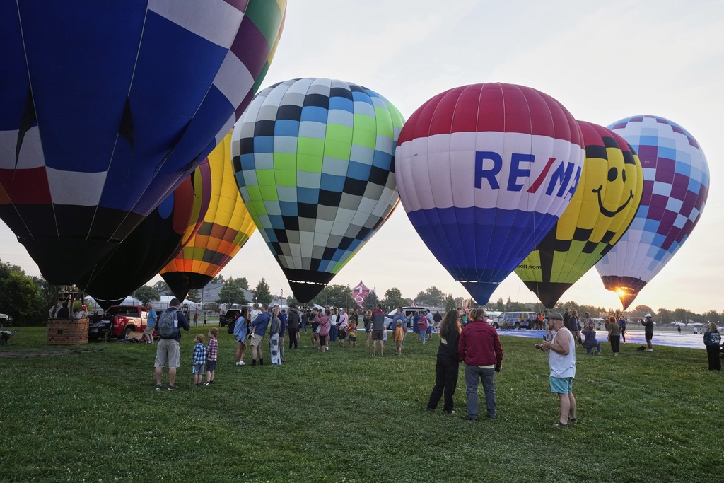 Hot air balloon catches fire at Pittsfield festival, injuring one Hot air balloon catches fire at Pittsfield festival, injuring one