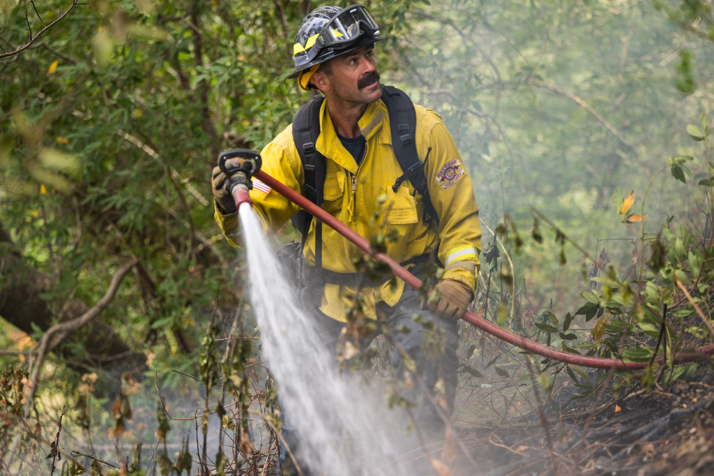 Fire crews continue battling wildfires in Rumney Fire crews continue battling wildfires in Rumney