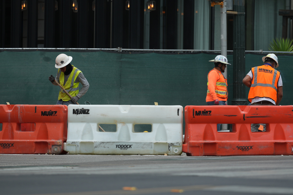 Construction worker dies following injury from steamroller Construction worker dies following injury from steamroller